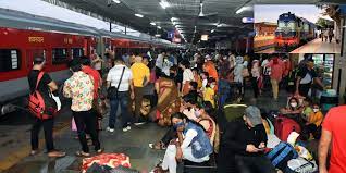 DHANBAD RAILWAY NEWS: छठ पर ट्रेन के अंदर उमड़ी भारी भीड़ : सीतामढ़ी स्पेशल और गंगा-दामोदर व मौर्य की सामान्य बोगी दोनों ही पूरी तरह से बुक हो गईं!