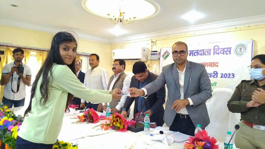 DHANBAD NEWS: A Deputy Commissioner administered oath to new voters on Voters' Day.
