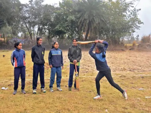 DHANBAD NEWS: एक आंगन की पांच बेटियों ने पुरूषों के साथ क्रिकेट खेलते हुए राज्य प्रतियोगिता में भाग लिया; उनकी सफलता के परिणामस्वरूप, 40 लड़कियों ने खेल का अभ्यास करना शुरू कर दिया।