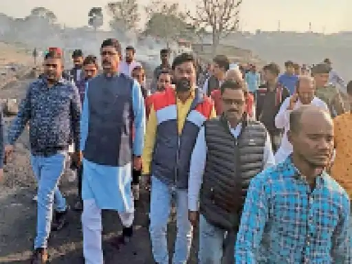 DHNABD NEWS: कांग्रेस जिला अध्यक्ष से मिले वासुदेवपुर ओसीपी में लगी आग; कांग्रेस जिलाध्यक्ष ने ग्रामीणों से मुलाकात कर उनकी समस्याओं को जाना।