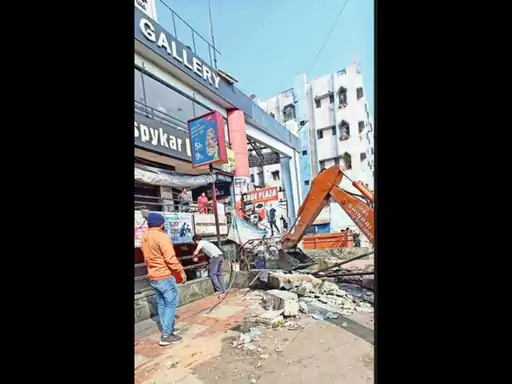 DHANBAD NEWS: नगर निगम कर्मचारी पर 10 हजार रुपये जुर्माना बेसमेंट में खुदरा बाजार संचालित करने के लिए 5 लाख; मिठाई की दुकान का किचन नष्ट हो गया।